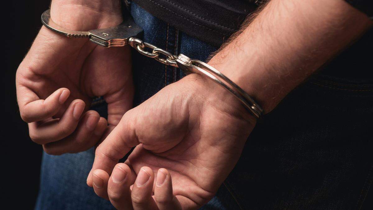 A 40-year-old man called the Pembroke Pines Police Department on Feb. 12 and threatened to shoot officers, officials said.
