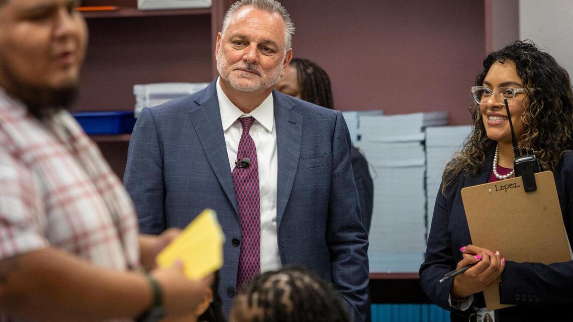 Dpto. de Educación de Florida responde a reasignación de director de escuela Broward: ‘Graves consecuencias’
