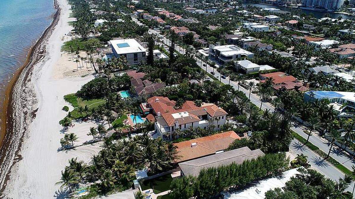 South view of the Golden Beach coast line. A town located in the northeast corner of Miami-Dade County, Florida, between the Intracoastal Waterway and Atlantic Ocean on July 14, 2018. Golden Beach was one of eight beaches under a no swimming alert.