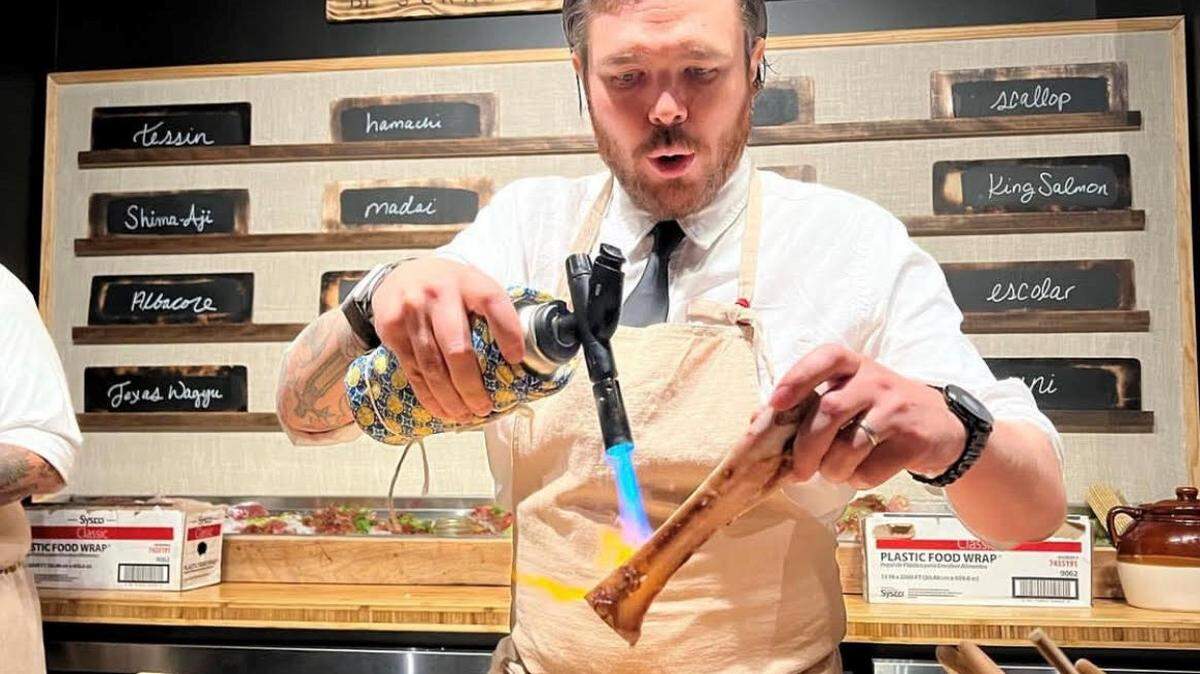 El chef Phillip Frankland Lee funde tuétano sobre anguila japonesa en Sushi by Scratch, ya abierto en Miami.