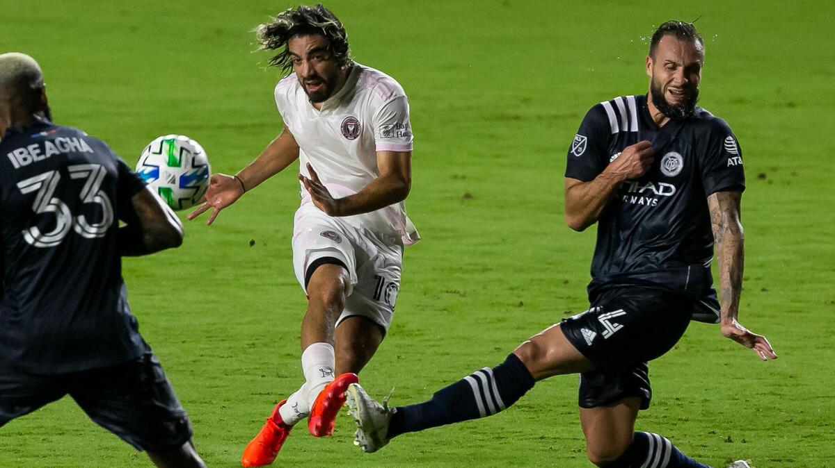 El volante del Inter Rodolfo Pizarro (10) tira a la portería del New York City el pasado 3 de octubre en el Inter Miami CF Stadium. Este 7 de octubre no estará ante los Red Bulls en Nueva York.