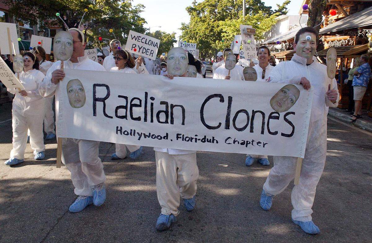 The 21st annual Coconut Grove King Mango Strut Parade with off with a bang as a group spoofing the Raelian sect.