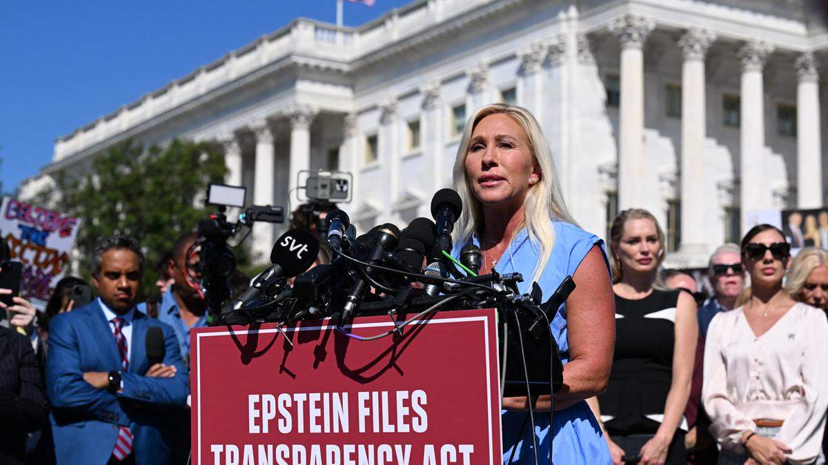 La representante estadounidense Marjorie Taylor Greene (R-SC) habla durante una conferencia de prensa y manifestación en apoyo a las víctimas del delincuente sexual Jeffrey Epstein y su cómplice Ghislaine Maxwell, frente al Capitolio de Estados Unidos en Washington, D.C., el 3 de septiembre de 2025. Un comité de la Cámara de Representantes divulgó el martes el primer grupo de documentos de la investigación sobre el conocido delincuente sexual Jeffrey Epstein, un caso que se ha convertido en un punto de tensión política para la administración Trump.