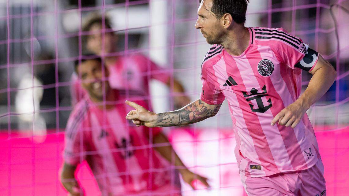 El delantero del Inter Miami, Lionel Messi (10), celebra después de marcar un gol contra el Montreal en la segunda mitad del partido de la MLS, celebrado el 28 de mayo de 2025, en Fort Lauderdale, Florida.