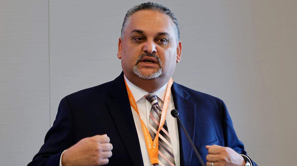 Alex Mena, editor ejecutivo del Miami Herald y el Nuevo Herald habla durante la conferencia Miami Leadership Local en Bilzen Sumberg en Miami el viernes, 27 de octubre de 2023.