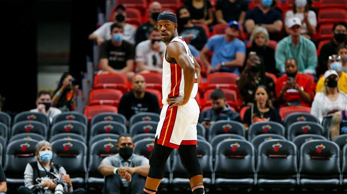 El jugador del Heat Jimmy Butler observa desde la cancha durante el primer cuarto del partido contra los Orlando Magic en el FTX Arena de Miami, Florida, el domingo 26 de diciembre de 2021.