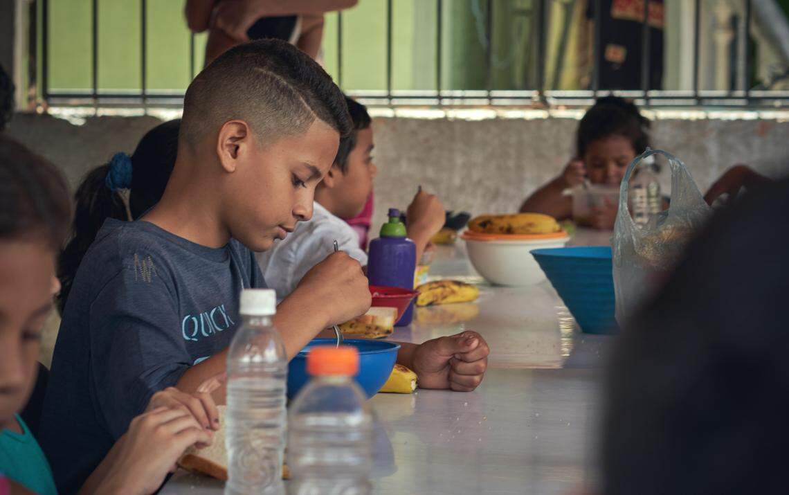 Yonaiber Gómez almuerza en un comedor público para niños en Carapitas, un barrio pobre de Caracas.