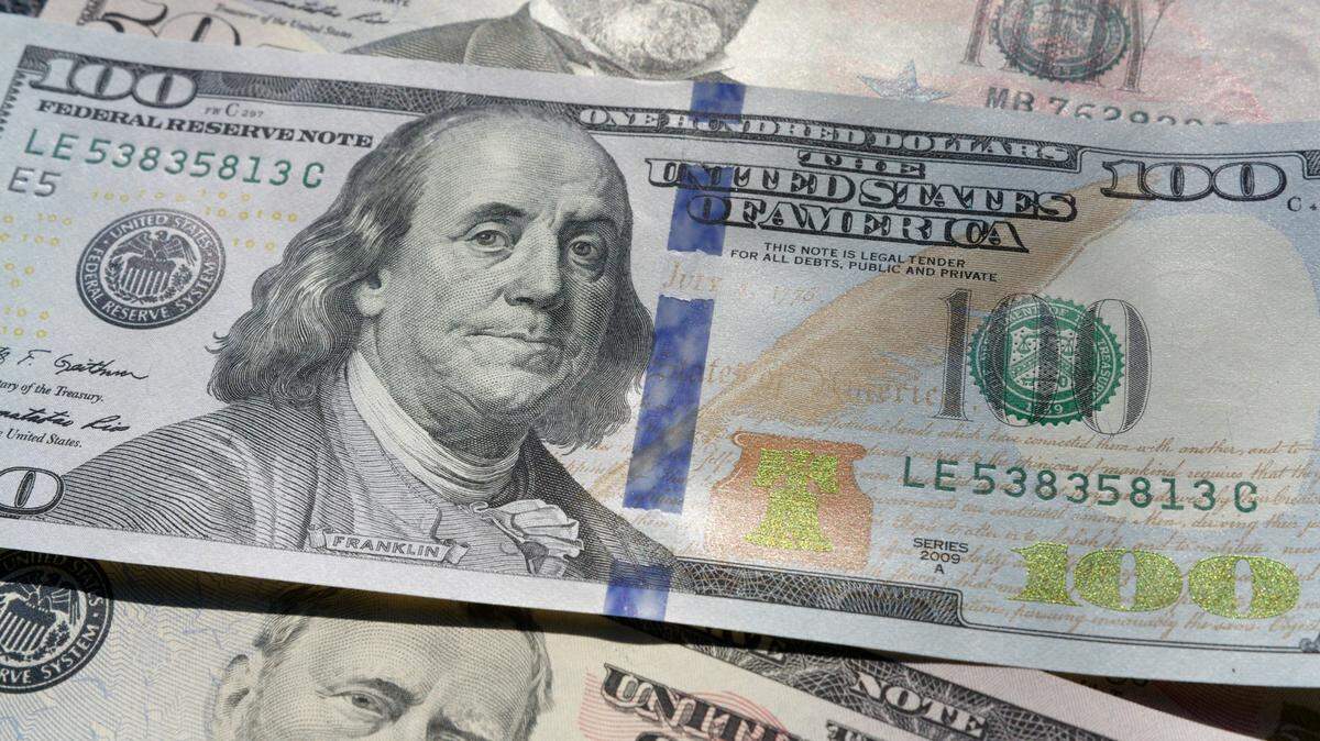 A Louisiana sheriff’s office employee stole thousands of dollars paid toward traffic tickets, feds say.