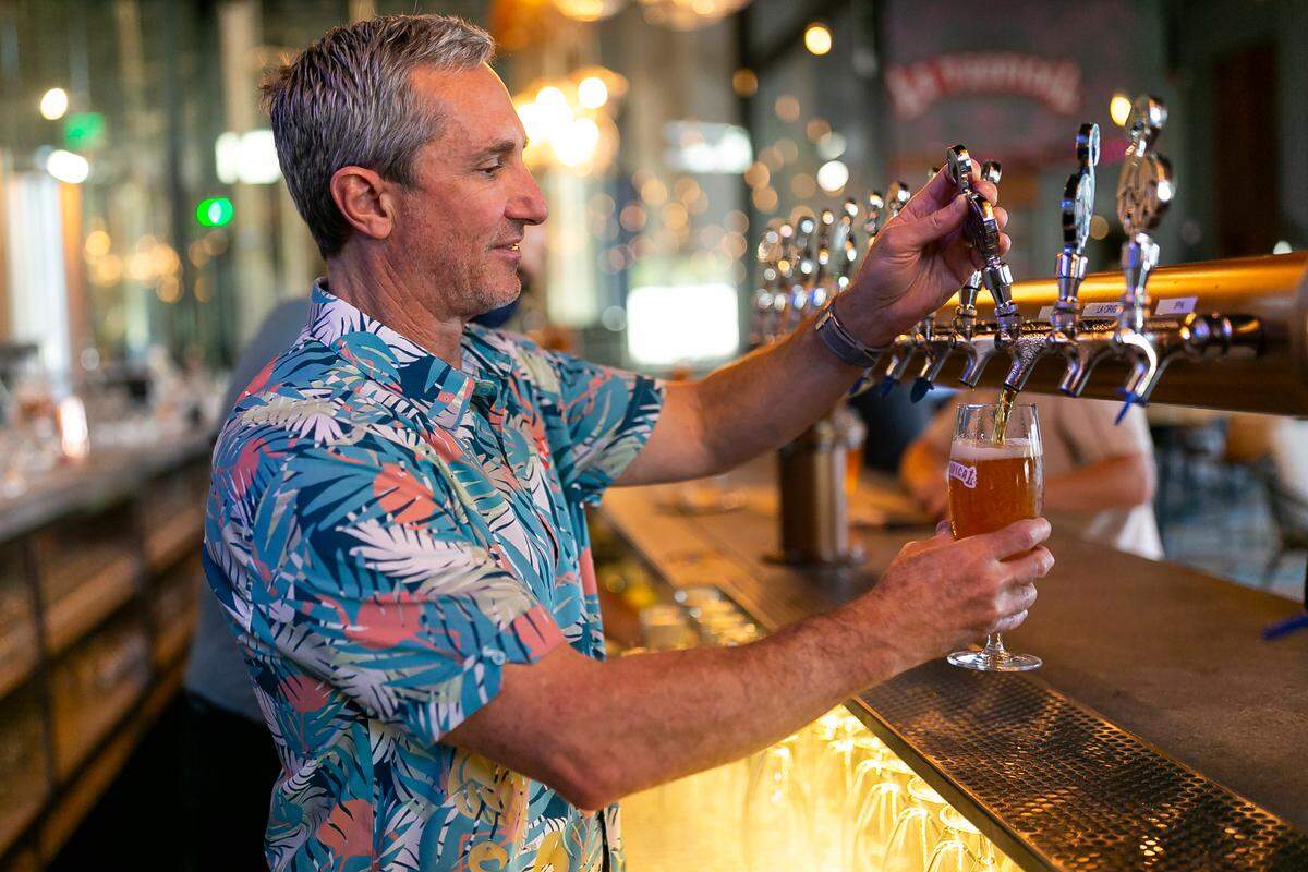 Manny Portuondo, director general de Cervecería La Tropical, sirve La Original Amber Lager en su cervecería y bar en Wynwood, Florida, el miércoles 17 de febrero de 2021.