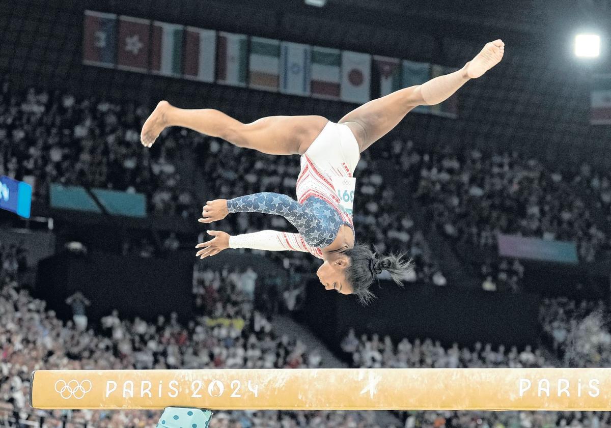 Jul 30, 2024; Paris, France; Simone Biles of the United States competes on the balance beam during the women’s team final at the Paris 2024 Olympic Summer Games at Bercy Arena. Mandatory Credit: Kyle Terada-USA TODAY Sports