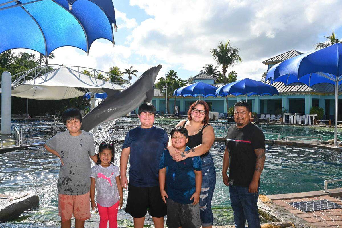 Pedro Vasquez ,11, Aubrey Vasquez, 5, Jayden Vasquez, 9, Mario Vasquez, 8, and their mother Laura Canchola with family friend Rafael Garcia at the Miami Seaquarium in December 2022 after the Miami Herald and el Neuvo Herald Wish Book ran the family’s story. The attraction offered the family a day at the park.