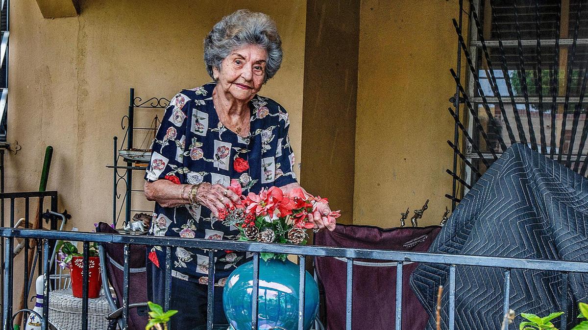 Ela de los Dolores Ávila posa en su vivienda de La Pequeña Habana el 11 de abril de 2023.