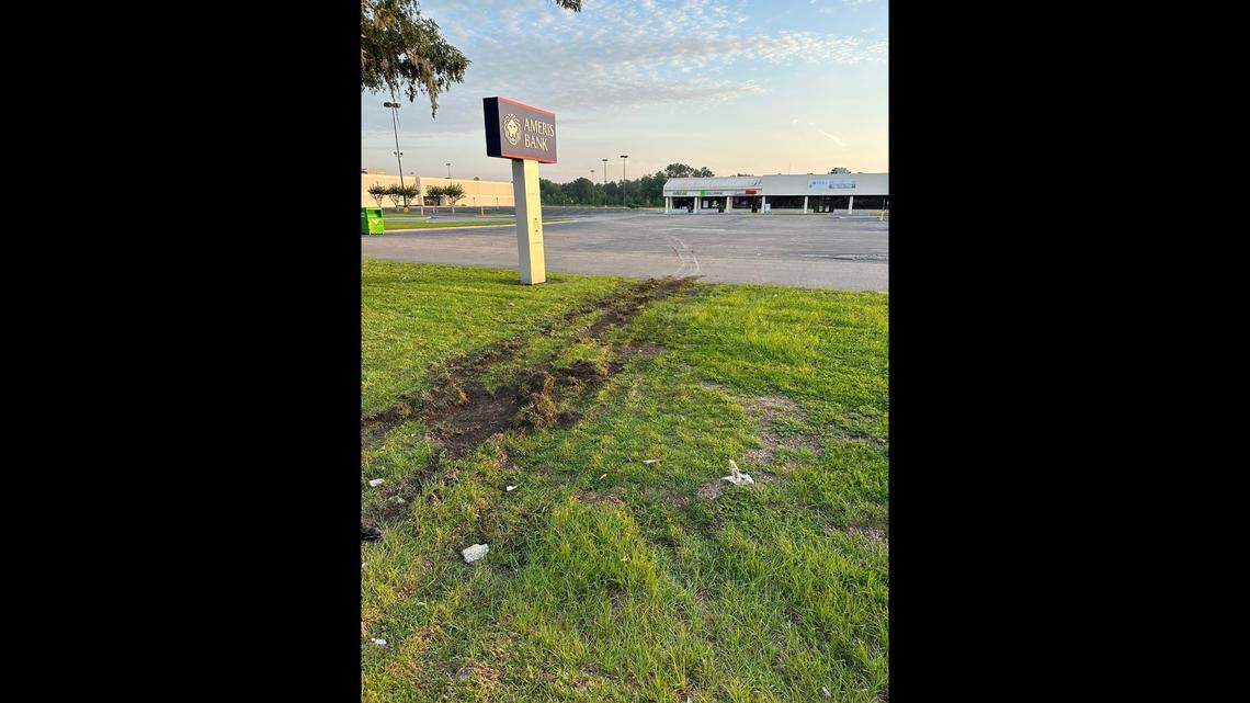 An ATM heist in Florida came unraveled when the two suspected robbers forgot the hefty machine would leave drag marks in the pavement, Lake City police say.