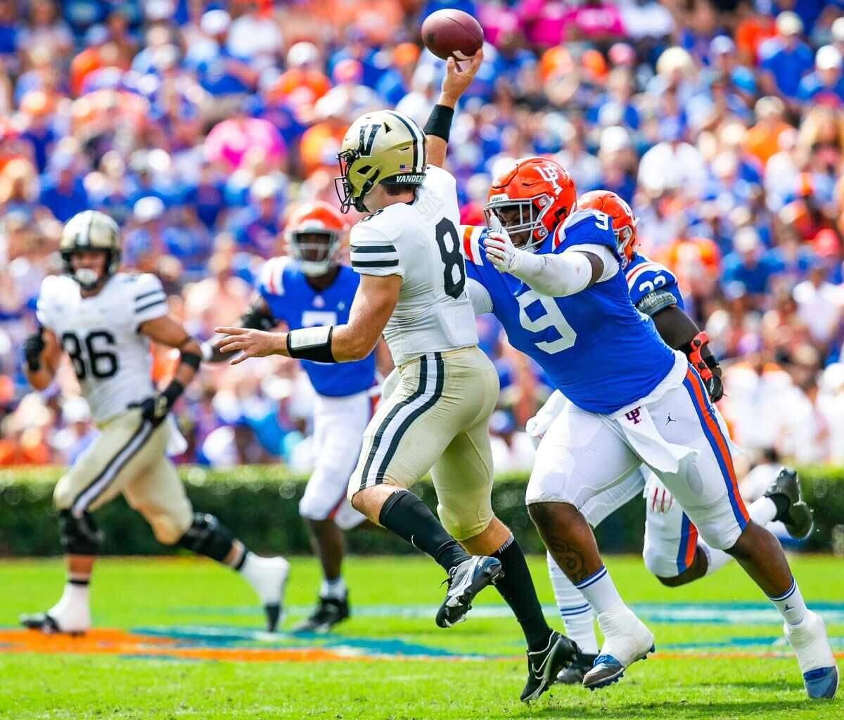Florida Gators defensive lineman Gervon Dexter (9) pressures Vanderbilt Commodores quarterback Ken Seals (8) in the first half. The Florida Gators lead 21-0 at the half over the Vanderbilt Commodores Saturday afternoon, October 9, 2021 at Ben Hill Griffin Stadium in Gainesville, FL. [Doug Engle/Gainesville Sun]2021 Flgai 100921 Gatorgamevandy