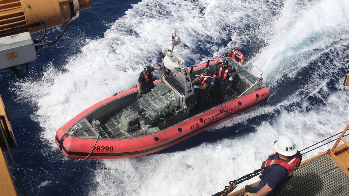 Un equipo de las fuerzas del orden del guardacostas estadounidense Valiant se prepara para izar una pequeña embarcación a bordo del buque tras una operación de interceptación de drogas a unas 50 millas al noreste de la República Dominicana, el 17 de febrero de 2025.