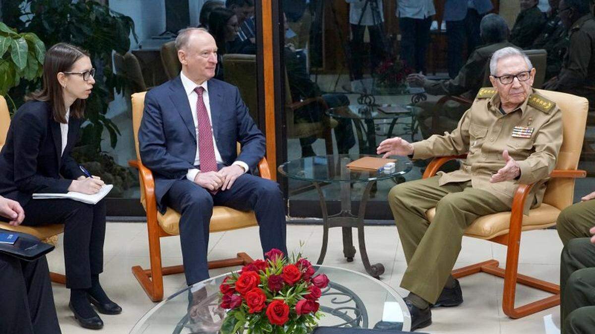El secretario del Consejo de Seguridad ruso, Nikolai Patrushev, discutió la cooperación en materia de seguridad en una reunión con el general retirado Raúl Castro en La Habana el lunes 26 de febrero de 2024.