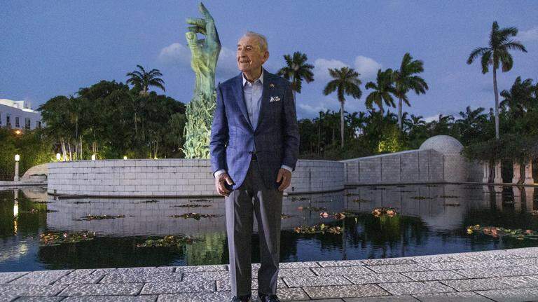 He sent the world a message about the Holocaust. Miami’s David Schaecter dead at 96