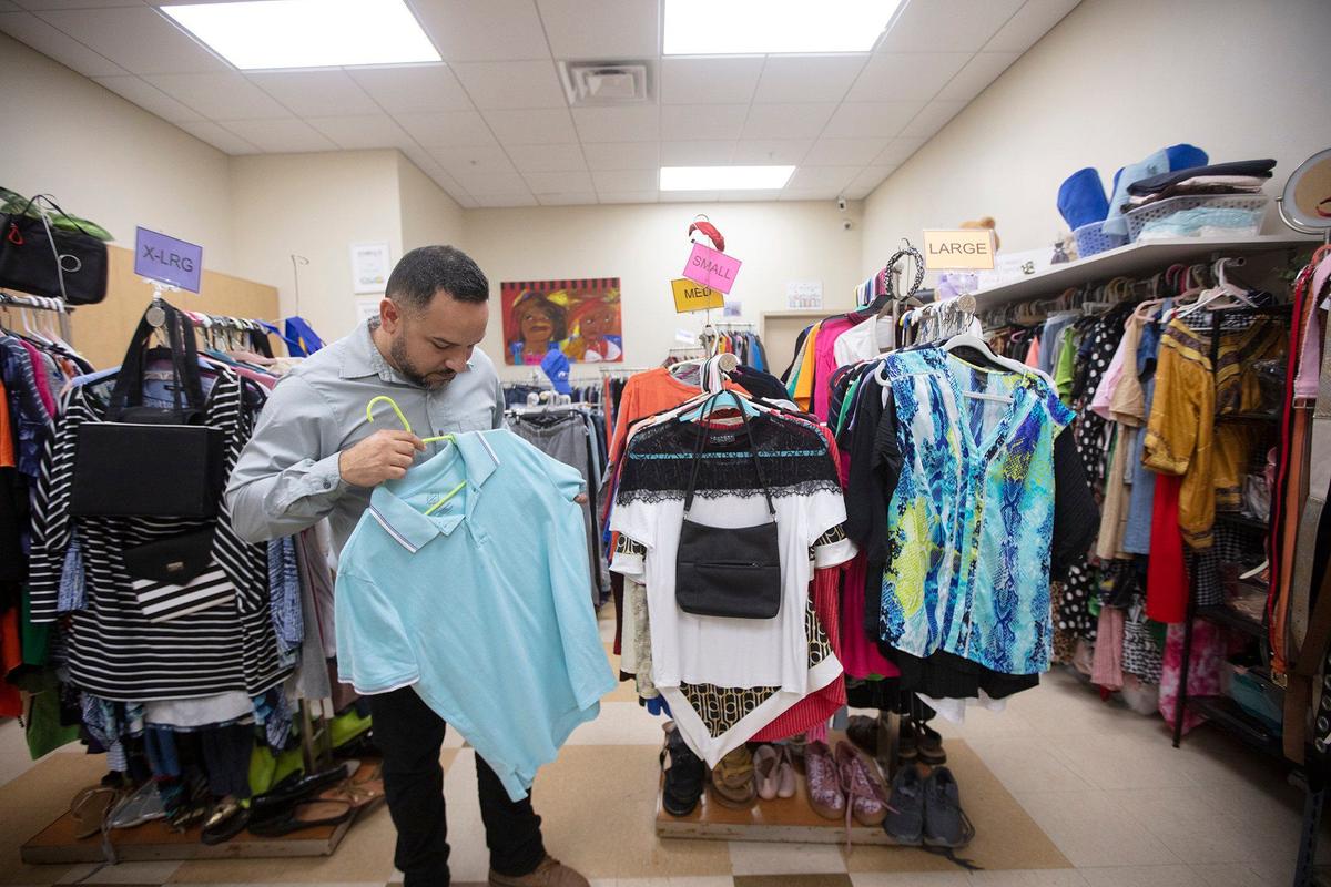 Amel Peña, gerente de Servicios Residenciales de Camillus House, revisa las donaciones. Camillus House ofrece ropa y zapatos tanto a hombres como a mujeres a su llegada.