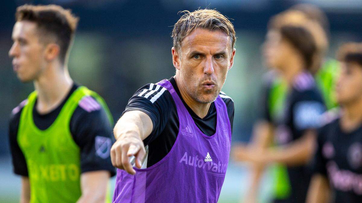 El entrenador del Inter Miami, Phil Neville, interactúa con los jugadores durante un entrenamiento abierto en el estadio DRV PNK en Fort Lauderdale, Florida, el martes 6 de septiembre de 2022.