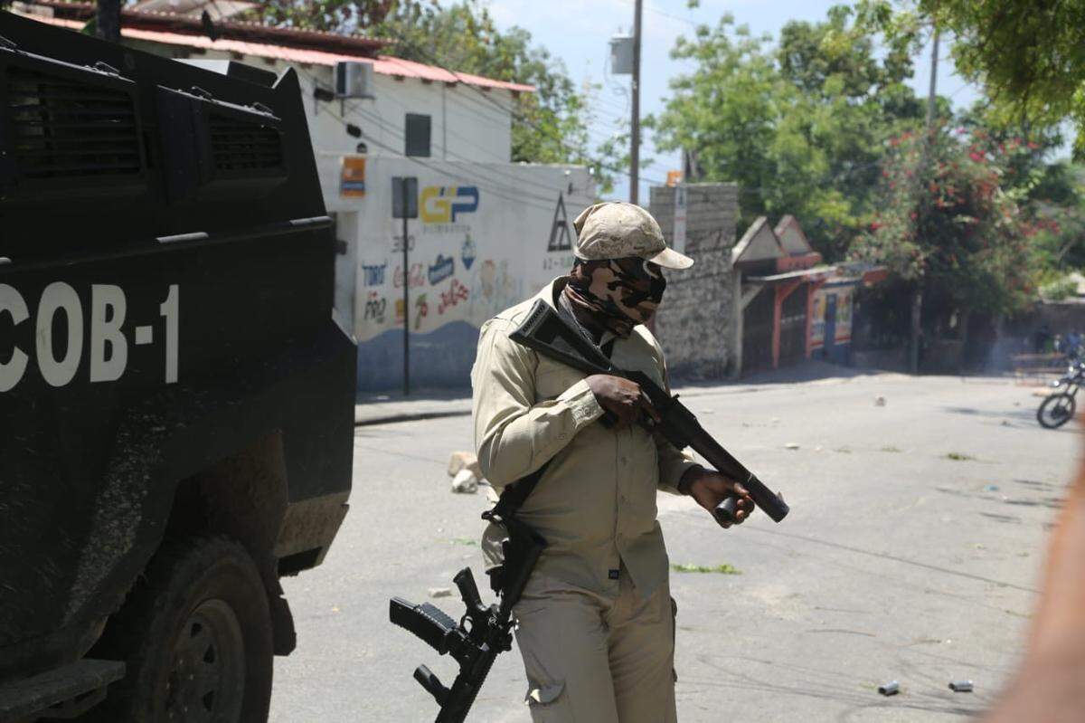 Fed up with surging gang violence, thousands of Haitians took to the streets of Port-au-Prince on Wednesday, April 2, 2025 to protest against armed gangs and demand the resignation of Haiti’s transitional authorities. The demonstration was one of the biggest in recent years.
