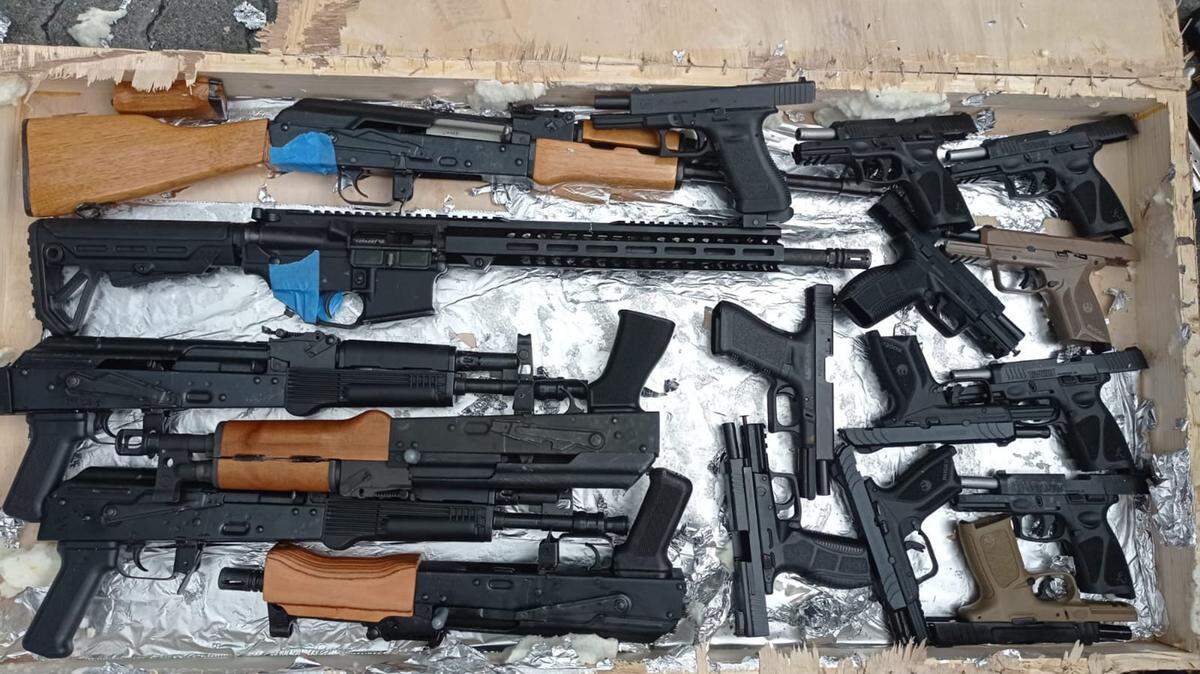 Parte de un arsenal de armas que supuestamente fueron enviadas a la República Dominicana con destino a Haití por Elieser Sori Rodríguez, ciudadano cubano del sur de la Florida. Rodríguez, de 51 años, fue arrestado en la República Dominicana y enviado a Miami el viernes 12 de mayo de 2023 para ser procesado por cargos relacionados con el tráfico de armas.