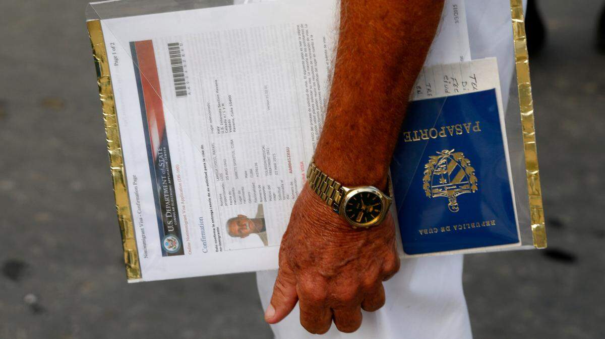 Solicitantes de visa en un proceso consular. El gobierno de Trump activó una nueva medida que impone una “fianza” de entre $5,000 y $15,000 para cubanos que soliciten visas B1/B2 para viajar a EEUU.