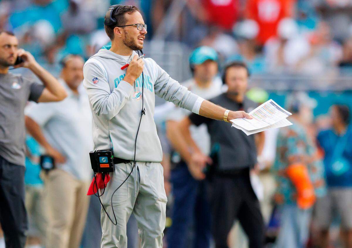 El entrenador de los Dolphins, Mike McDaniel, mira el partido durante el último cuarto ante los Buffalo Bills en el Hard Rock Stadium, el 25 de septiembre de 2022 en Miami Gardens, Florida.