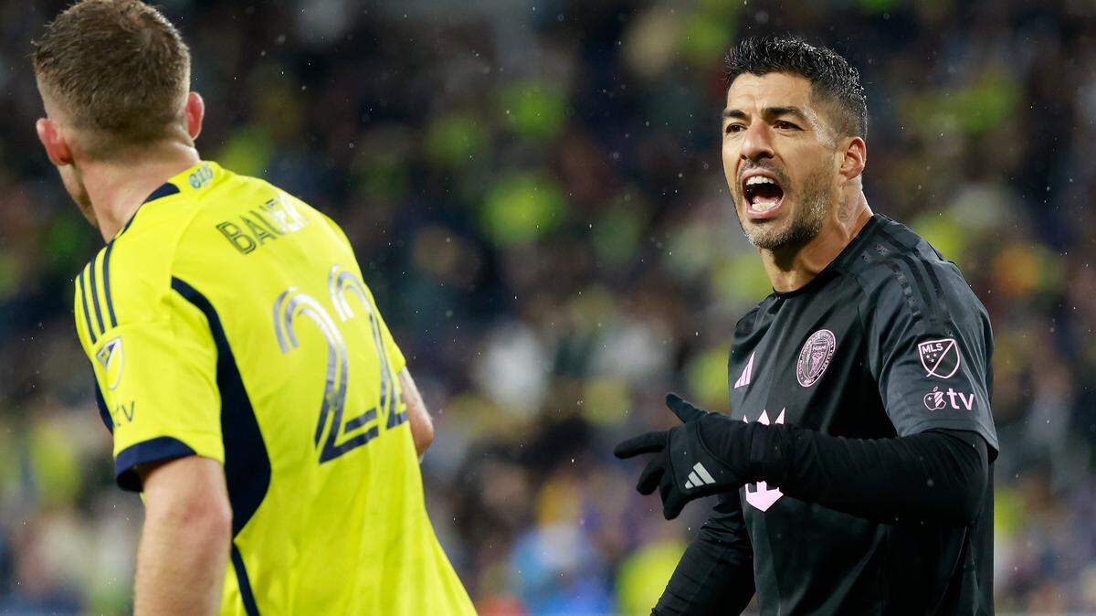 NASHVILLE, TENNESSEE - NOVEMBER 01: Luis Suarez #9 of Inter Miami CF clashes with Josh Bauer #22 of Nashville SC during the 2025 MLS Cup Playoff match between Nashville SC and Inter Miami CF at GEODIS Park on November 01, 2025 in Nashville, Tennessee. (Photo by Johnnie Izquierdo/Getty Images)