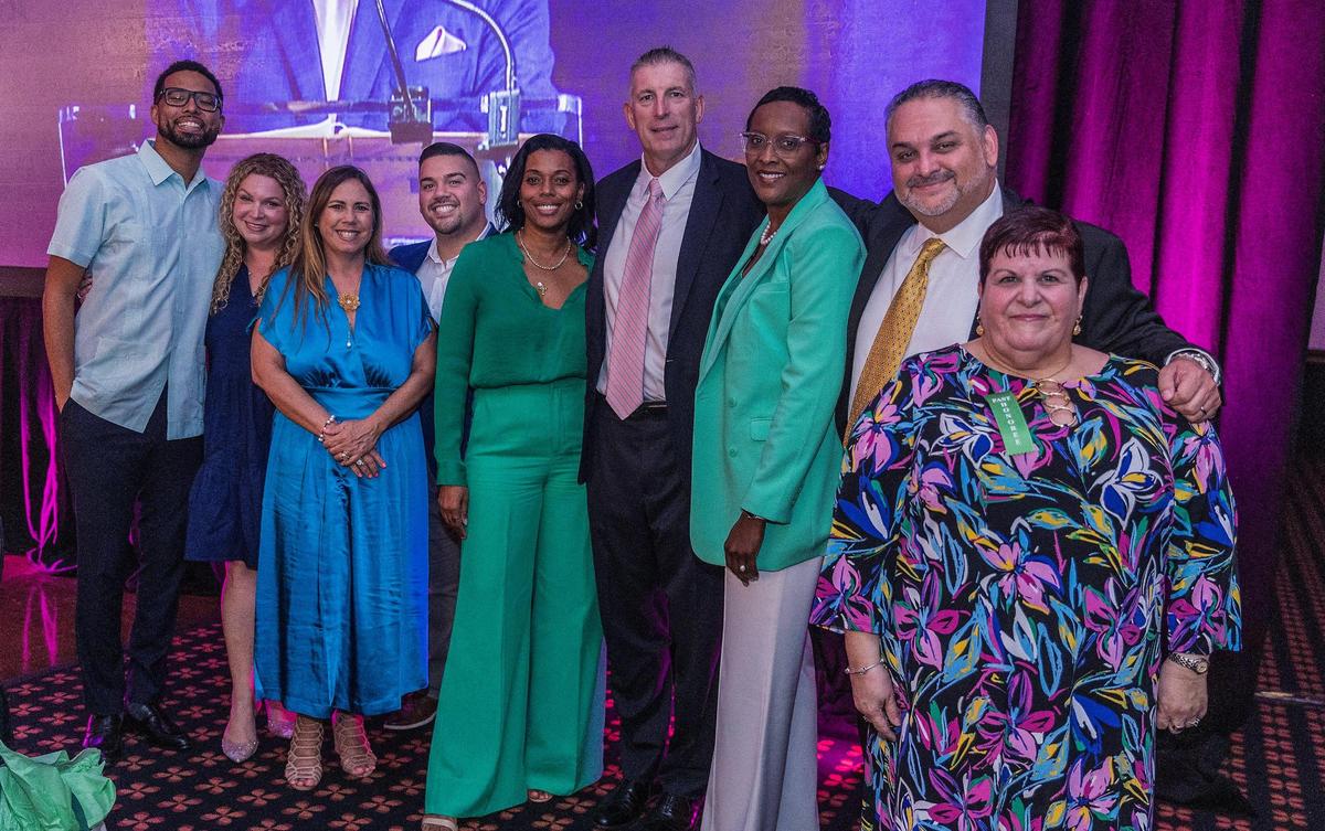 Ejecutivos y empleados del Miami Herald y McClatchy, entre ellos Monica Richardson, vicepresidenta de noticias para grandes mercados, Alex Mena, editor ejecutivo del Miami Herald y el Nuevo Herald, y Bob McFarlin, gerente general, durante el 22.º almuerzo anual de Destacadas Mujeres Hispanas.