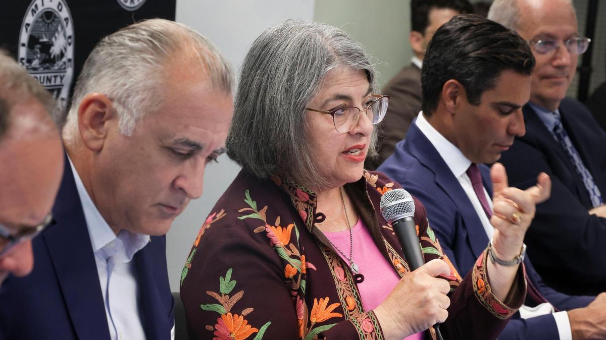La alcaldesa de Miami-Dade, Daniella Levine Cava, habla durante una rueda de prensa con alcaldes locales sobre la crisis de asequibilidad el 18 de mayo en el downtown de Miami.