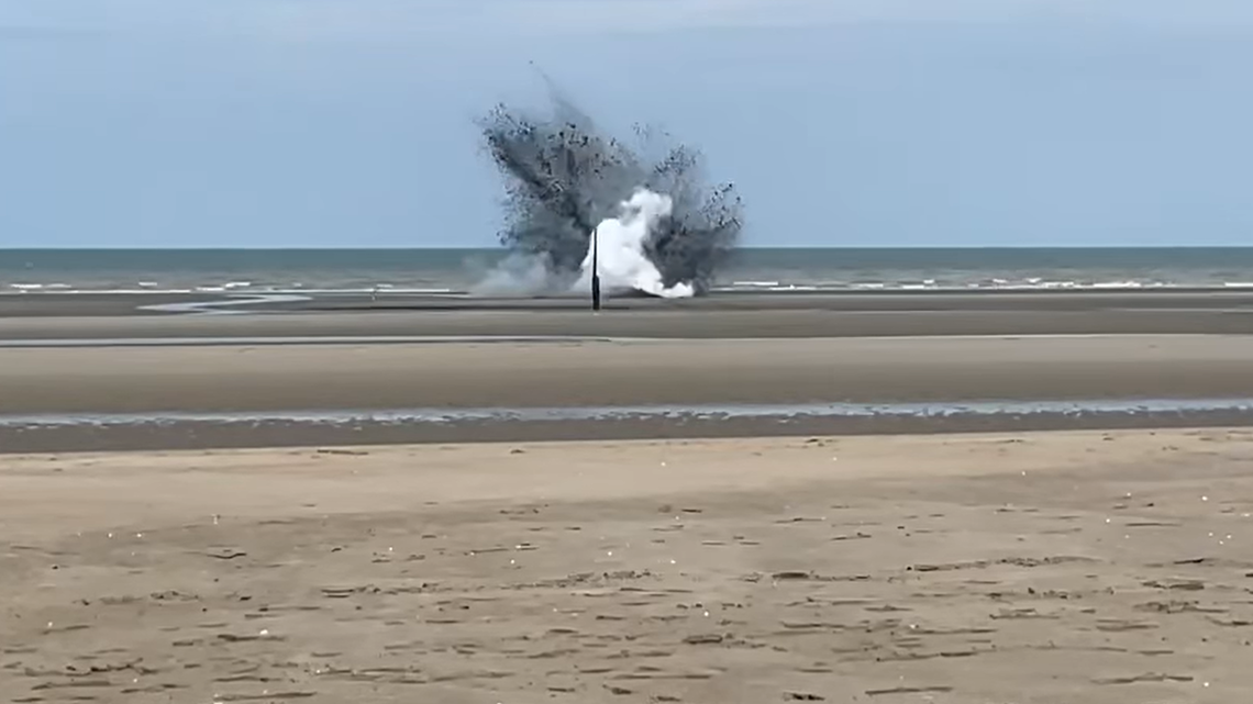 Excavations of a beach in Koksijde found a large British aerial bomb from World War II. Video shows bomb squad safely detonating explosive.