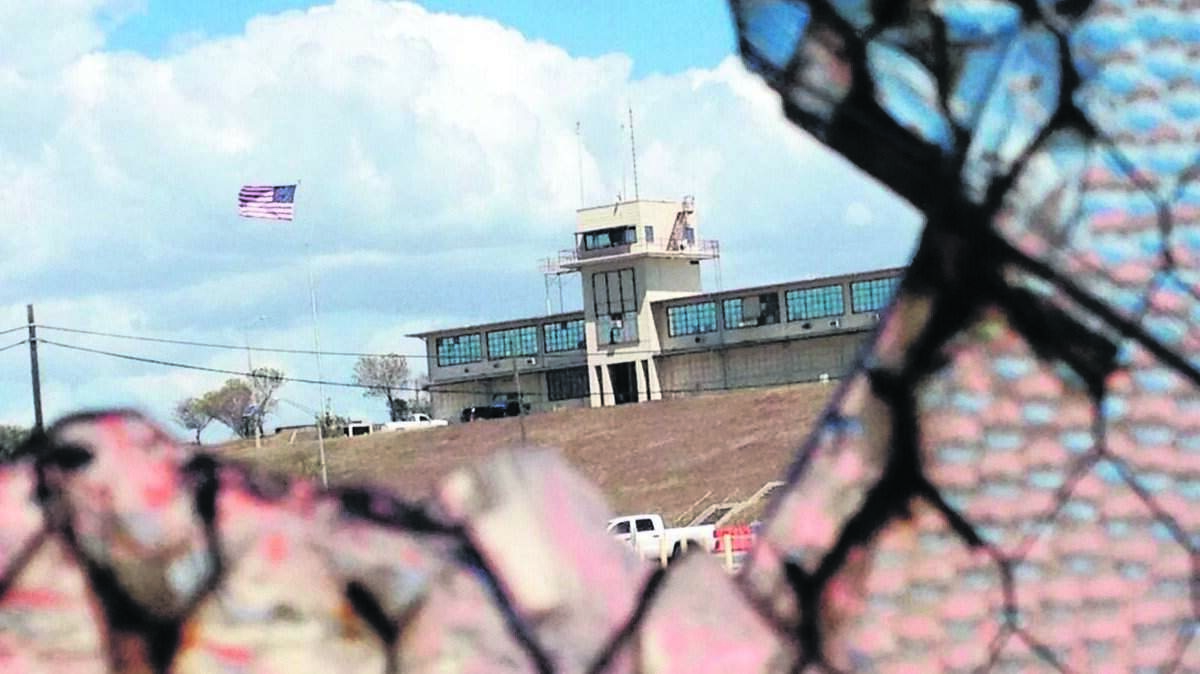 La sede del tribunal de guerra en Camp Justice, en la Bahía de Guantánamo, Cuba, vista a través de una ventana rota en un hangar aéreo obsoleto en la base de la Marina de los Estados Unidos en la Bahía de Guantánamo, Cuba.