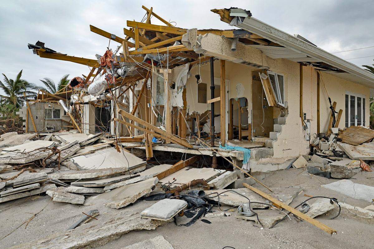 Muchas viviendas en la isla barrera de Manasota Key sufrieron daños extensos cuando el huracán Milton azotó Florida. La devastación provocada por los fuertes vientos y la marejada ciclónica se aprecia en esta vivienda el 11 de octubre de 2024.