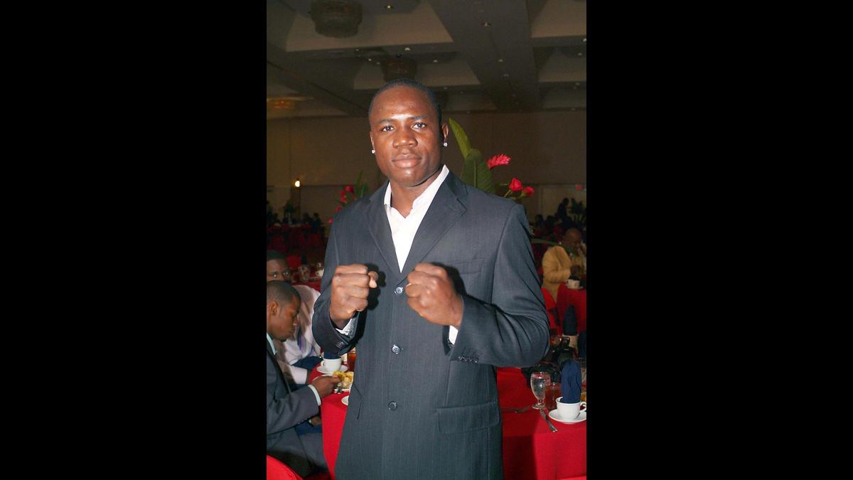 Azea Agustama, ex boxeador nacional haitiano, fue arrestado el 23 de noviembre de 2022 acusado de haber amenazado con cometer un tiroteo masivo en un gimnasio de Miami.