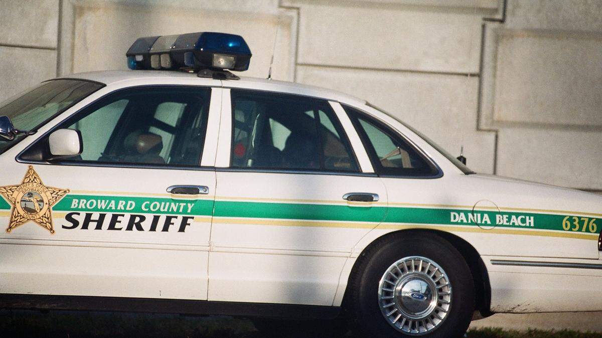 Fiscales federales planean presentar cargos contra docenas de empleados de la Policía de Broward acusados de estafar a un programa de préstamos del gobierno destinado a empresas en dificultades durante la pandemia del COVID-19.