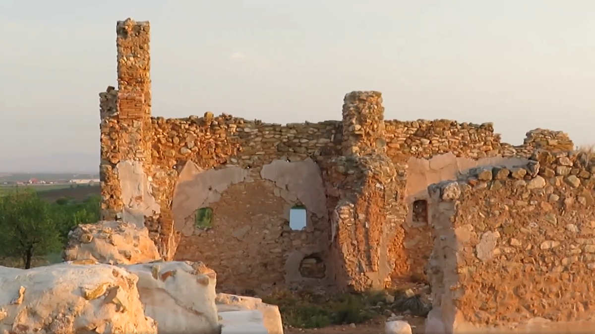 Archaeologists in Cariñena were excavating the ruins of a convent and uncovered a large stone with a three-toed dinosaur track, photos show.