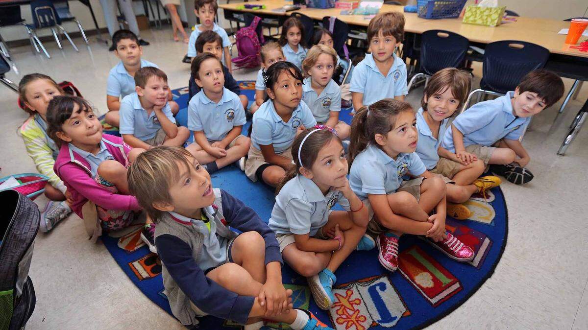 Kindergarten students at Aventura Waterways K-8 School practice Spanish synonyms.