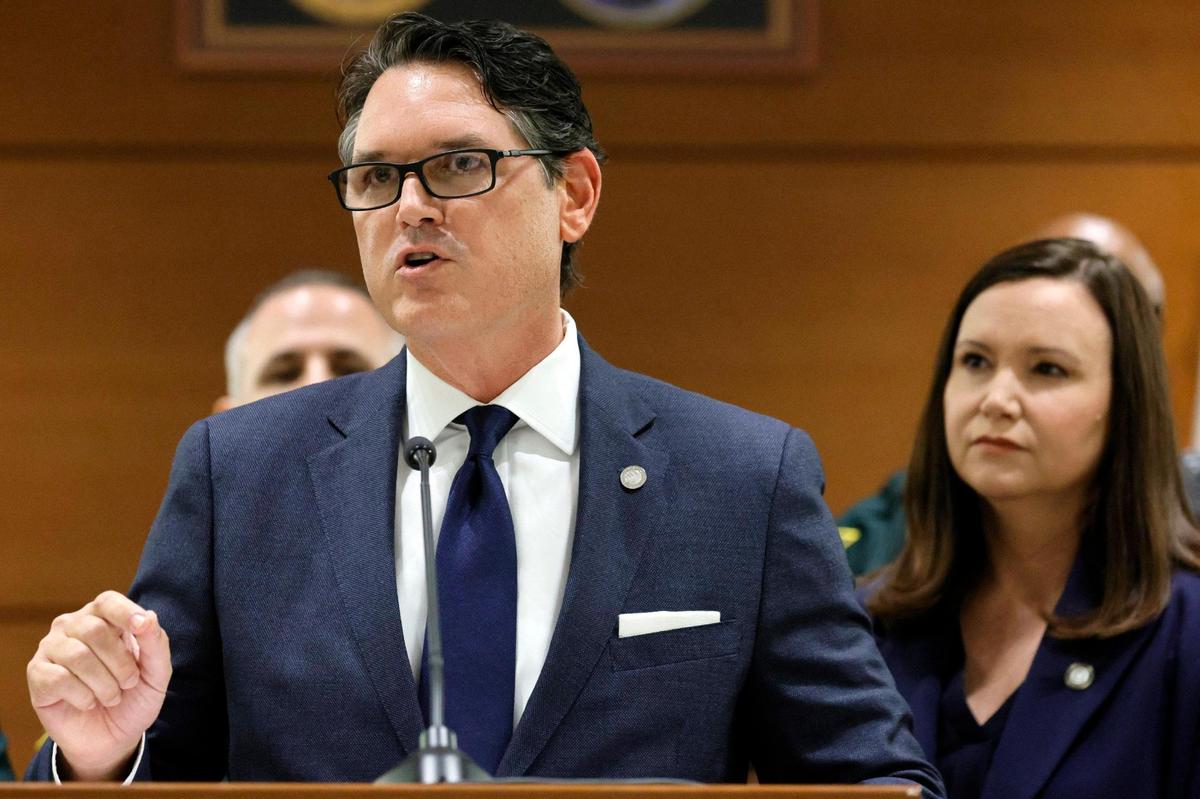 El secretario de estado de la Florida, Cord Byrd, habla durante una conferencia de prensa en el Tribunal del Condado Broward en Fort Lauderdale el jueves 18 de agosto de 2022.