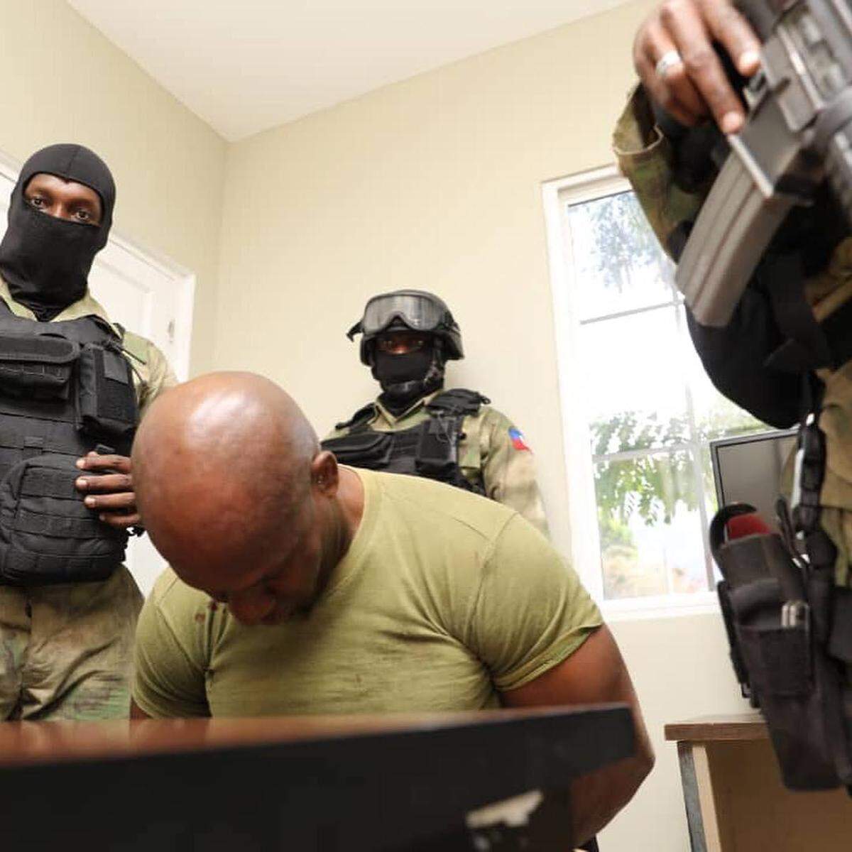 Jean Ednor Innocent, a former Haiti National Police officer who on Monday tried to pass as a member of Haitian President Jovenel Moïse’s presidential security detail in Port-au-Prince, is in U.S. custody after spending 13 years on the lam. He faces life in prison in the U.S. on conspiracy drug trafficking charges.