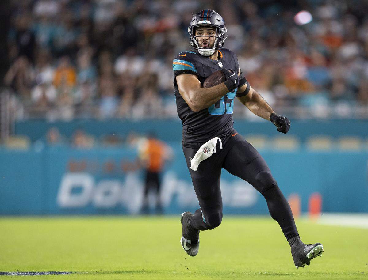 Miami Dolphins tight end Julian Hill (89) runs with the ball in the second half of his NFL game against the Miami Dolphins at Hard Rock Stadium on Monday, Sept. 29, 2025, in Miami Gardens, Fla.