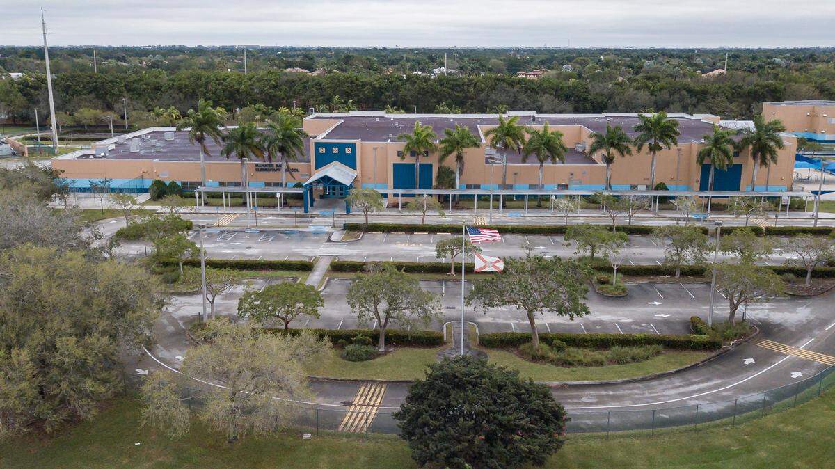 Vista aérea de la Primaria Manatee Bay el lunes 19 de febrero de 2024, en Weston, Florida. El Departamento de Salud de la Florida está investigando un brote de sarampión después de que las Escuelas Públicas del Condado Broward confirmaron que había al menos seis casos en la escuela.