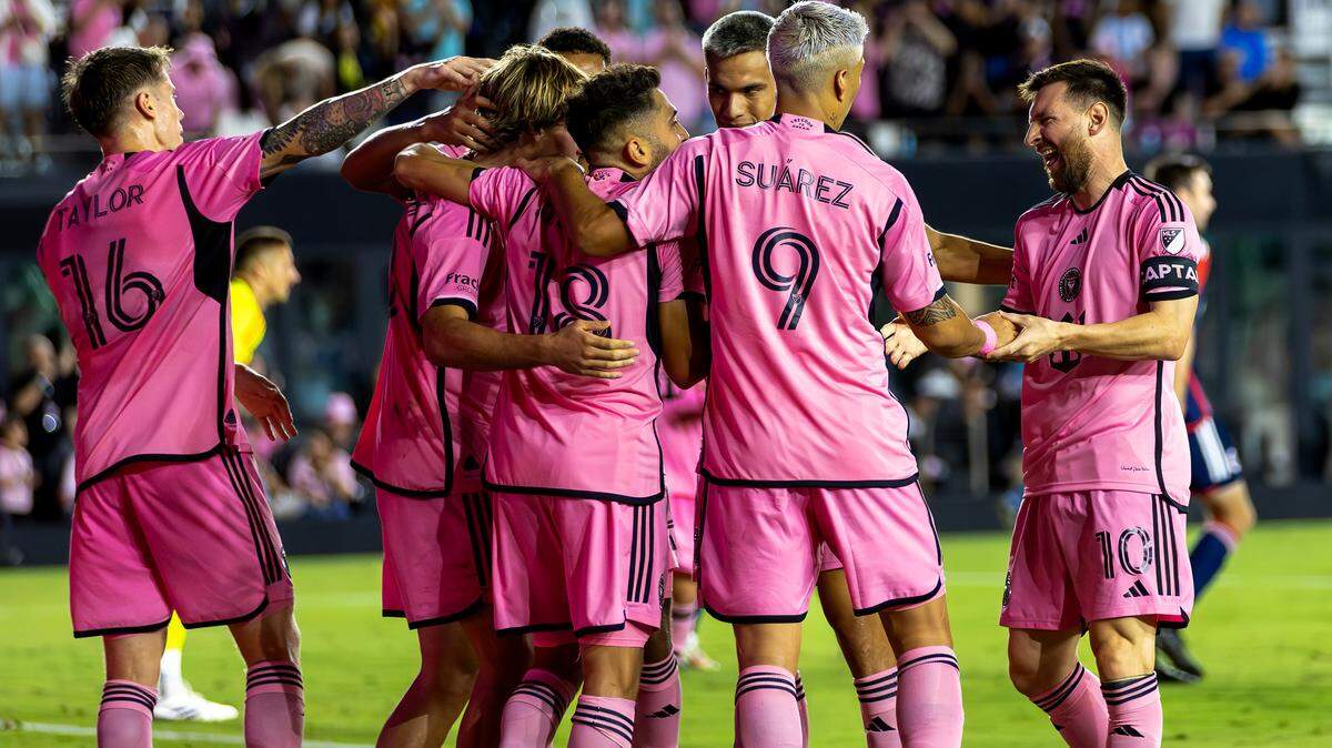 El delantero del Inter Miami Lionel Messi (10) celebra con sus compañeros de equipo después de que el mediocampista Benjamín Cremaschi (30) anotara un gol en el partido de la MLS contra New England Revolution en el Chase Stadium, el 19 de octubre de 2024, en Fort Lauderdale, Florida.