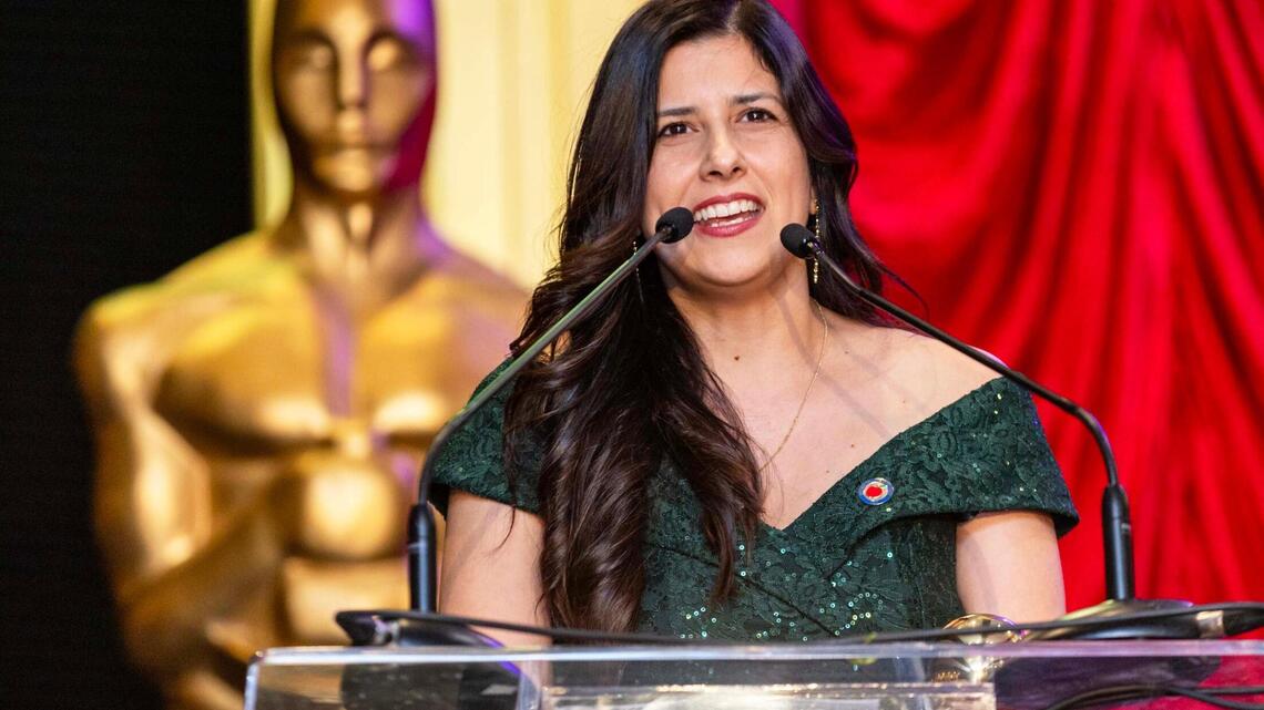 ‘Creo en las escuelas públicas’: Maestra de escuela intermedia gana premio de Educador del Año de Miami-Dade