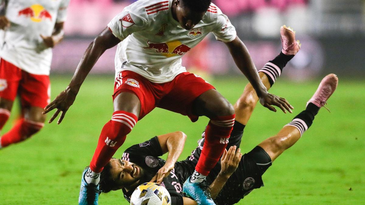 Inter Miami CF midfielder Rodolfo Pizarro (10) looses the ball against New York Red Bulls defender Andres Reyes (4) during the second half of the game at DRV PNK Stadium on Friday, September 17, 2021.