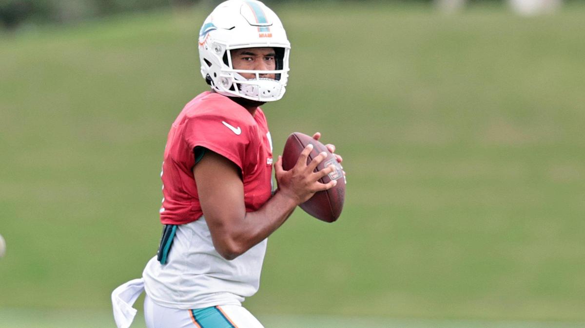 Miami Dolphins quarterback Tua Tagovailoa (1) sets up to pass during practice drills at Baptist Health Training Complex on Wednesday, November 17, 2021