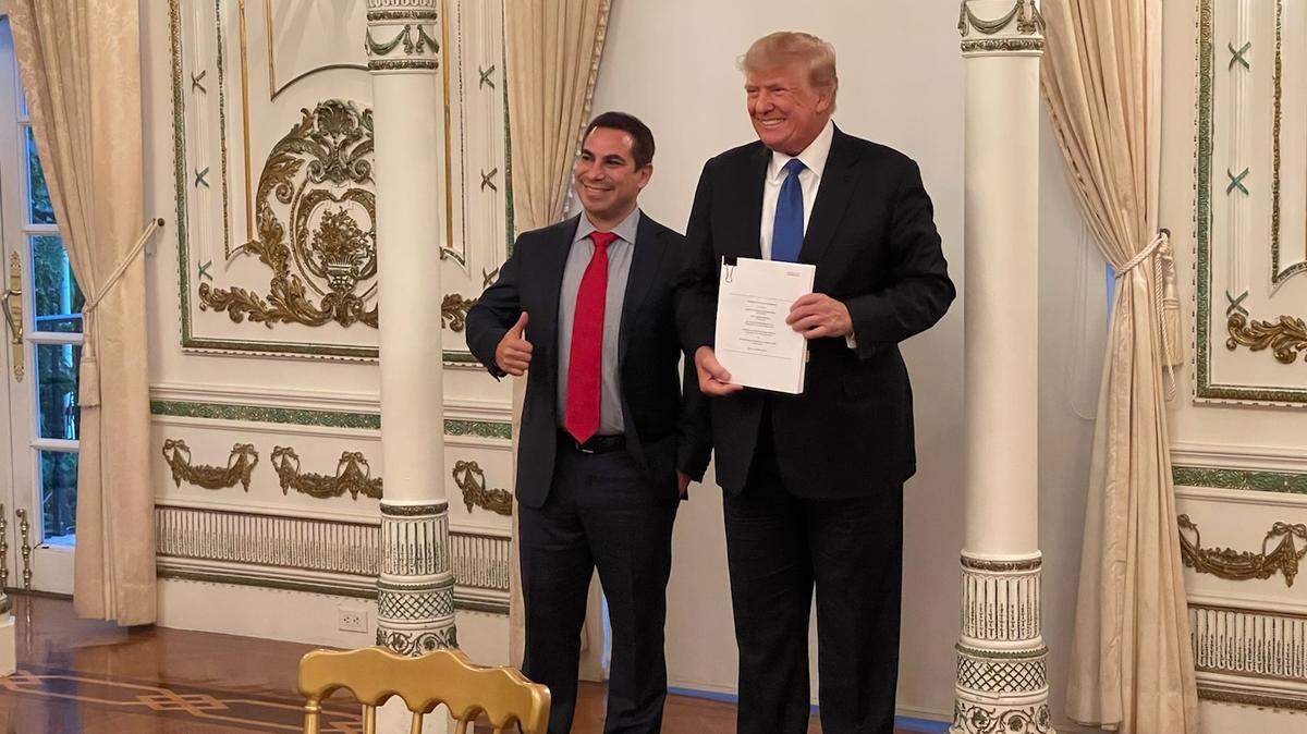 El ex presidente Donald Trump con el presidente ejecutivo de Digital World Acquisition Corp., Patrick Orlando, en Mar-a-Lago.