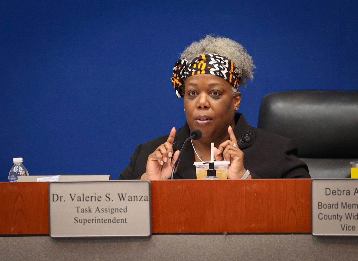 La Dra. Valerie Wanza, superintendente interina asignada a la tarea, habla durante una reunión de la Junta Escolar del Condado Broward, el miércoles 15 de febrero de 2023, en Fort Lauderdale.