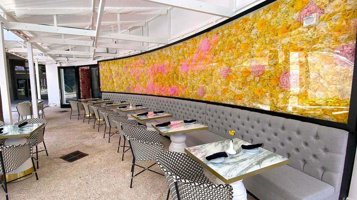 Las famosas paredes florales en la nueva Sugar Factory de Aventura.