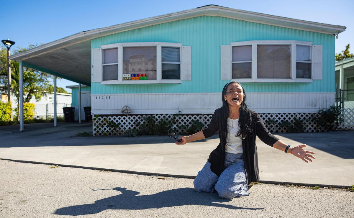 Marisol Sánchez, de 55 años, llora frente a su antigua casa en el parque de casas móviles Li’l Abner el viernes 7 de marzo de 2025 en Sweetwater, Florida.