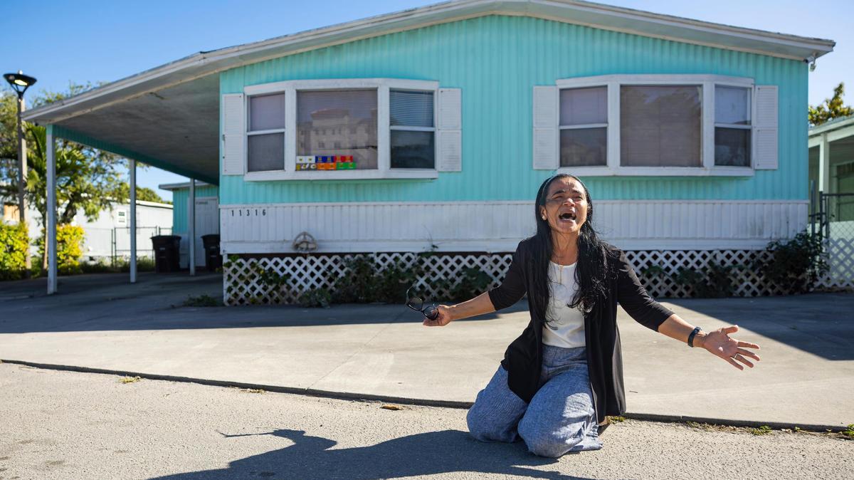 MARISOL SANCHEZ, 55, llora frente a su antigua casa en el parque de casas móviles Li’l Abner el viernes 7 de marzo de 2025 en Sweetwater, Florida.